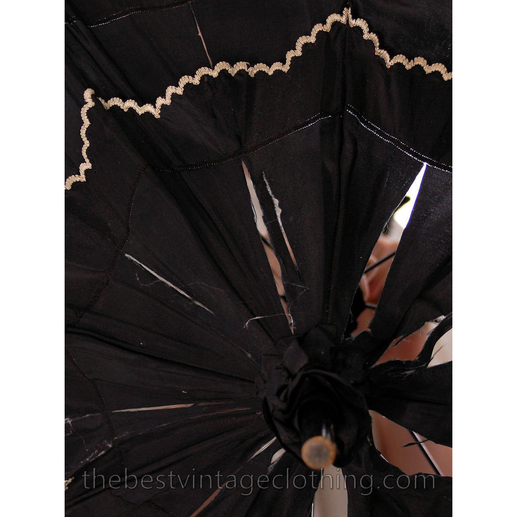 Striking Antique Parasol Black & White Silk Fancy Carved Dark Wood Handle 40" parasol The Best Vintage Clothing
